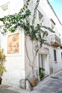 un edificio con una pintura en un lateral en Il Voltone - Vivi Salento, en Copertino