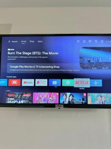 TV a/nebo společenská místnost v ubytování Central Block Inn