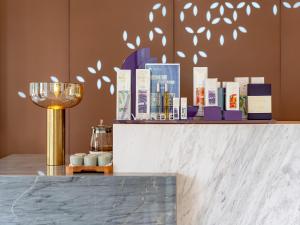 a shelf with books on top of a counter at Lavande Hotel Credit Building of Gaocheng District, Shijiazhuang City in Dongliucun