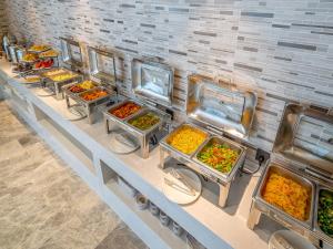 a buffet line with many different types of food at Lavande Hotel Credit Building of Gaocheng District, Shijiazhuang City in Dongliucun