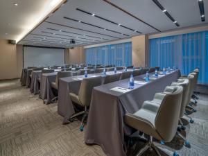 a conference room with rows of tables and chairs at Lavande Hotel Credit Building of Gaocheng District, Shijiazhuang City in Dongliucun