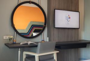 Televiisor ja/või meelelahutuskeskus majutusasutuses Hotel Selene Chiang Rai