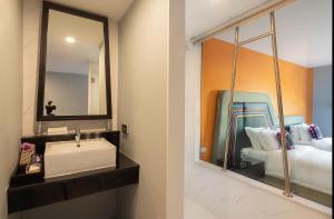 Voodi või voodid majutusasutuse Hotel Selene Chiang Rai toas