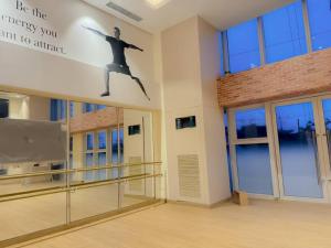 Un cuadro de un surfista en la pared de una habitación. en Park Mckinley West 1BR Balcony near BGC Makati Airport, en Manila