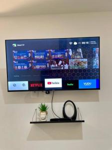 Un televizor și/sau centru de divertisment la Hermoso Departamento Kibira Playa del Carmen +4 fotografii