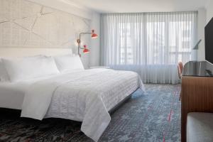 Postel nebo postele na pokoji v ubytování Le Meridien Washington, DC, The Madison
