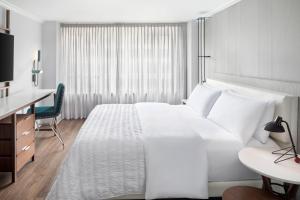 Postel nebo postele na pokoji v ubytování Le Meridien Washington, DC, The Madison