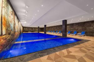 Bazén v ubytování Ramada by Wyndham Gaziantep nebo v jeho okolí