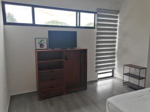 TV a/nebo společenská místnost v ubytování Casa BOSQUE LUCIERNAGAS