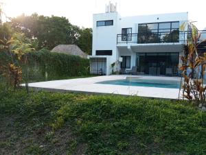 Bazén v ubytování Casa BOSQUE LUCIERNAGAS nebo v jeho okolí