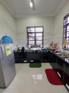 Η κουζίνα ή μικρή κουζίνα στο YMC Homestay Tok Jembal