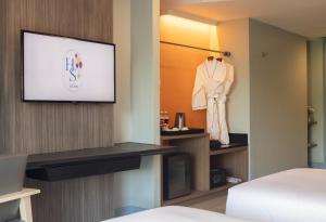 Televiisor ja/või meelelahutuskeskus majutusasutuses Hotel Selene Chiang Rai