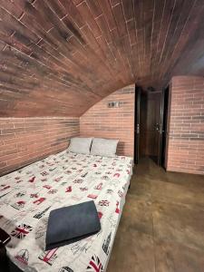 リヴィウにあるApartments Pekarska centr - світло є!のレンガの壁のある部屋にある大きなベッド