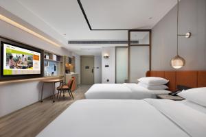 Home2 Suites By Hilton Wuxi Huishan客房内的一张或多张床位