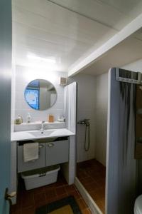 a bathroom with a sink and a mirror at O Gatos in Péra Mélana