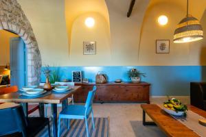 a dining room with a table and blue walls at O Gatos in Péra Mélana