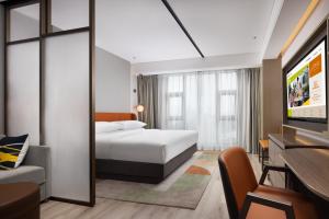 Home2 Suites By Hilton Wuxi Huishan客房内的一张或多张床位