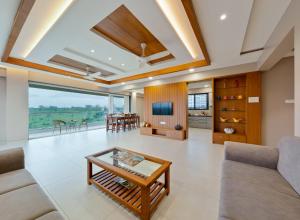 コールハープルにあるOrchid Avenueのソファとテーブルのあるリビングルーム