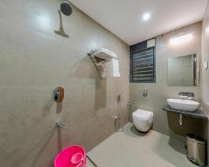 コールハープルにあるOrchid Avenueのシャワー、トイレ、洗面台を備えたバスルーム +35枚の写真