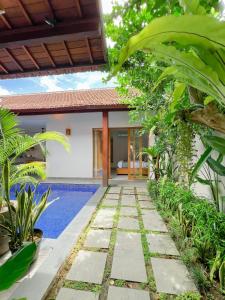 un camino que conduce a una villa con piscina en Apple Villa & Suite Seminyak, en Seminyak