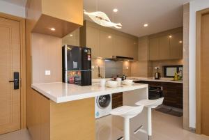 Kuchyň nebo kuchyňský kout v ubytování R&F Princess Cove by Nest Home at Johor Bahru