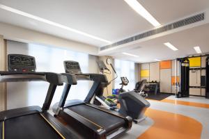 Home2 Suites By Hilton Wuxi Huishan的健身中心和/或健身设施