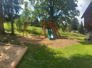 Zona de juegos infantil en Apartmány VESNA