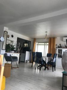 un salon avec une table et des chaises dans l'établissement Les pieds dans l'eau, à Valras-Plage