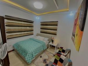 une chambre avec un chien allongé à côté d'un lit dans l'établissement Edimir Transient House, à Tagaytay