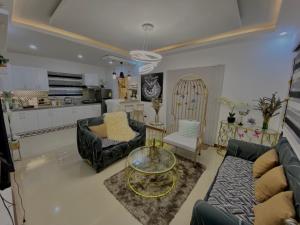 un salon avec un canapé et une table dans l'établissement Edimir Transient House, à Tagaytay 7 autres photos