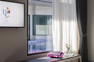 Televiisor ja/või meelelahutuskeskus majutusasutuses Hotel Selene Chiang Rai