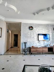 TV a/nebo společenská místnost v ubytování Appartement Entier à 2 min de la plage