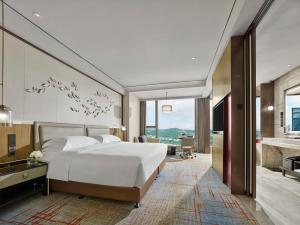 Postel nebo postele na pokoji v ubytování InterContinental Quanzhou by IHG