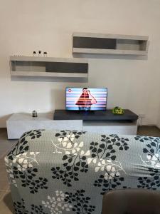 ein Wohnzimmer mit Sofa und Fernseher in der Unterkunft Penta House in Fisciano