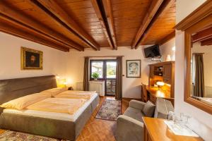 sypialnia z łóżkiem i salonem w obiekcie Hotel El Greco w mieście Rožnov pod Radhoštěm +37 zdjęć