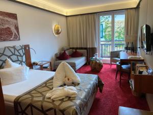TV a/nebo společenská místnost v ubytování Romantik Hotel Im Weissen Rössl am Wolfgangsee