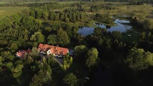 波乌琴-兹德鲁伊Ranczo Brusno的河中房屋的空中景观