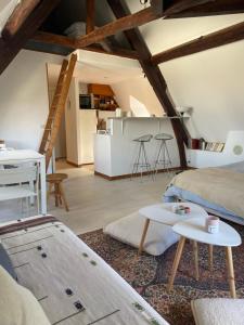Ruang duduk di Charmant studio cosy et lumineux à 40 min de Paris