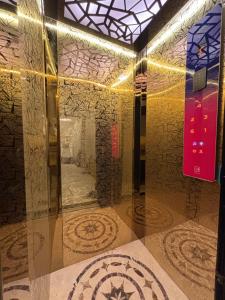 Koupelna v ubytování HOTEL VIA GANGA INN ! గంగా ఇన్ ద్వారా హోటల్ VARANASI! FULLY AIR-CONDITIONED HOTEL AT PRIME LOCATION WITH ROOFTOP GANGES VIEW! 2 Min walking distance from ASSI GHAT ,NEAR KASHI VISHWANATH TEMPLE + 37 fotografií