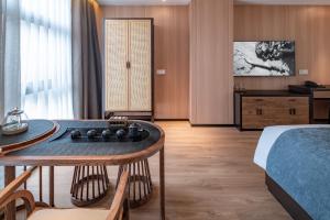 Postel nebo postele na pokoji v ubytování 重庆文里苗品茶艺术酒店Chongqing Jiangbei Airport Creative Park Store