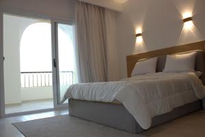 une chambre avec un grand lit et une grande fenêtre dans l'établissement Fully equipped studio Sahl Hasheesh, à Hurghada 34 autres photos