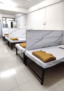 Postel nebo postele na pokoji v ubytování Trident Hospitalities + 3 fotografie