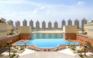 Bazén v ubytování Luxurious Apartment in The Pearl, Qatar nebo v jeho okolí