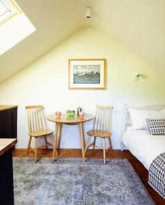 a living room with a table and two chairs at Snowdonia Hideaway in Tywyn