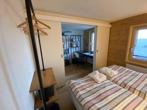 A bed or beds in a room at Chalet L'Adret, 3,5 pièces dans les combles.