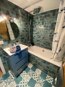 A bathroom at Chalet L'Adret, 3,5 pièces dans les combles.
