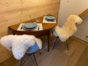 A seating area at Chalet L'Adret, 3,5 pièces dans les combles.