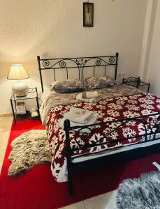 Giường trong phòng chung tại CHALET MARIA livadi