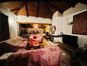 Khu vực ghế ngồi tại CHALET MARIA livadi
