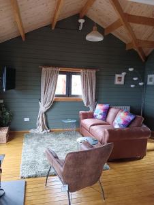 Posezení v ubytování Ghillie's Croft Cabin, Rothesay